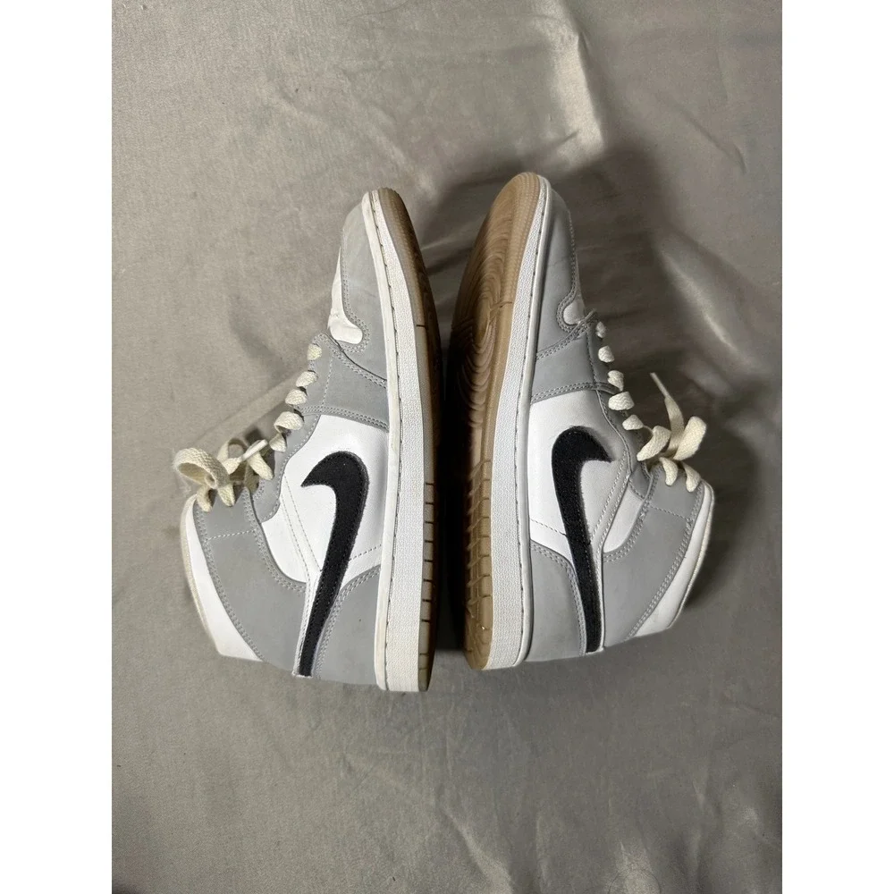 Nike Air Jordan 1 Mid Womens Size 7 Grey White Black Gum Sole Sneaker BQ6472-007